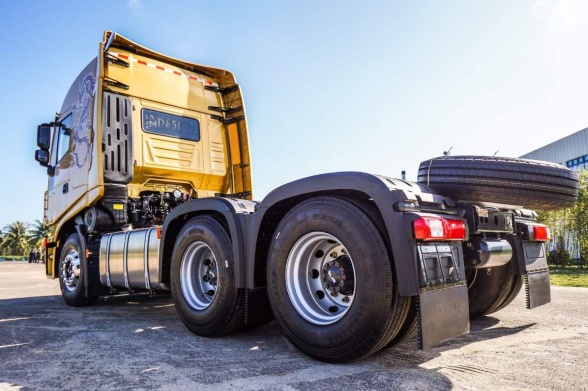 巨无霸来了最大功率560马力红岩国六柴油杰狮c6牵引车上市