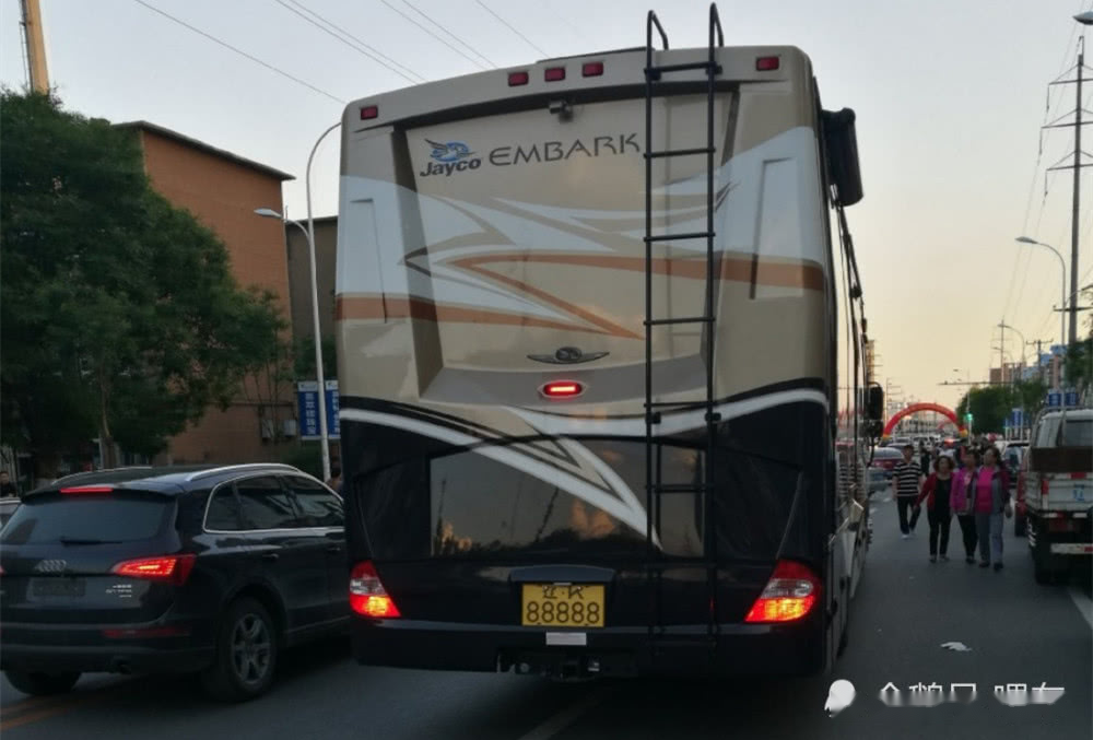 福莱纳qx390的总重量有14982kg,接近15吨,就连洗车都要比一般的车贵