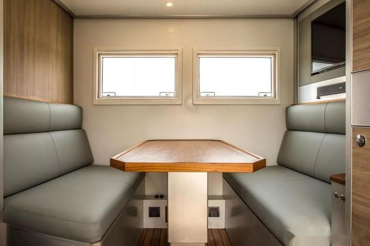 350万奔驰乌尼莫克u4000撼路者越野房车强悍上路