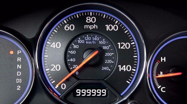 汽车仪表显示的车速到底比实际车速快.