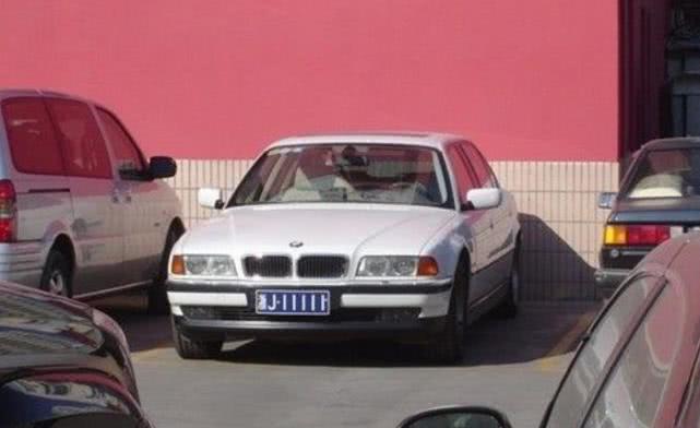 浙j88888挂在一辆20年前的宝马车上车主宁愿放着积灰也不能报废