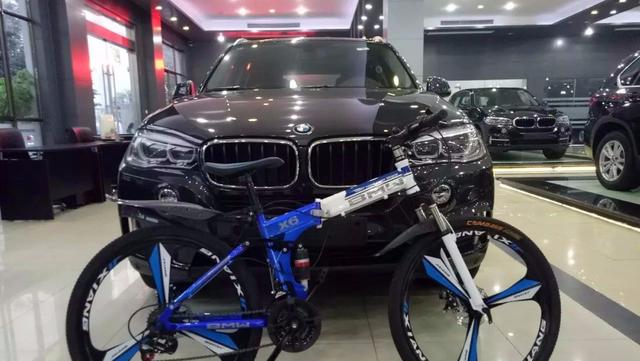 宝马撞上一辆自行车,本想赔几百了事,自行车主却怒了:卖车赔吧