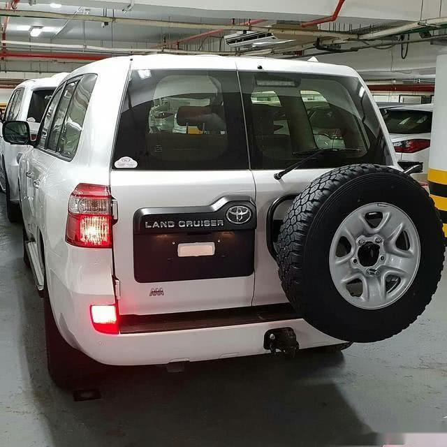 丐中丐版丰田陆巡到港实拍尾部首次采用对开门结构