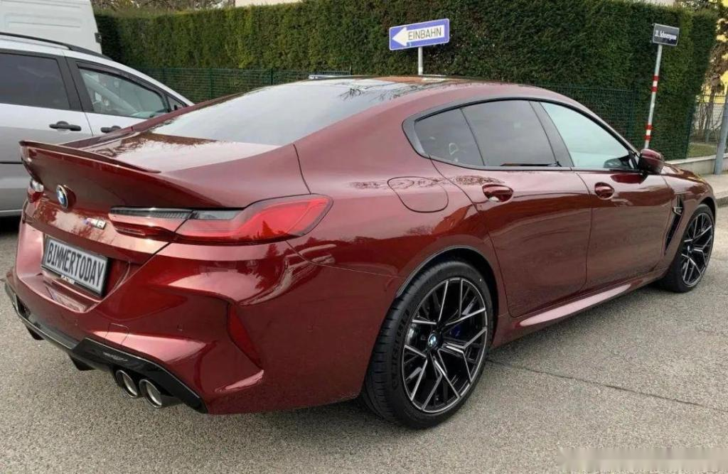 静看是尤物,动态是猛兽,砂金石红宝马m8四门车是你的最爱吗?