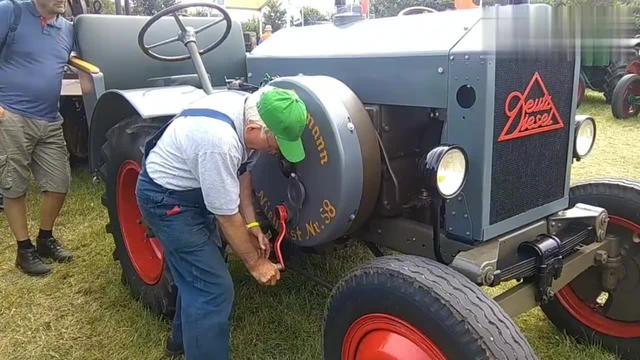 国外老爷子的古董拖拉机,启动方式有点奇怪,上完发条就着火