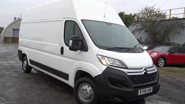 这就是白色雪铁龙relay,很皮实的厢式货车