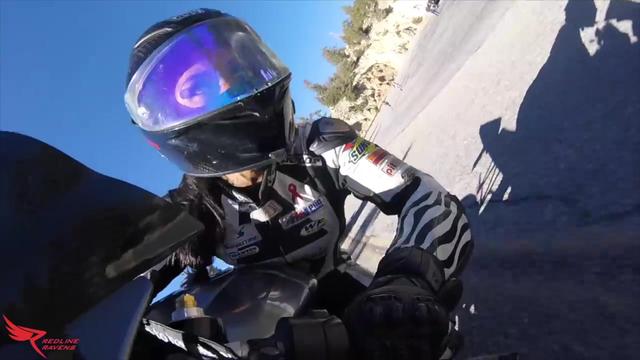 女孩骑摩托车压弯,这姿势要不要这么帅气