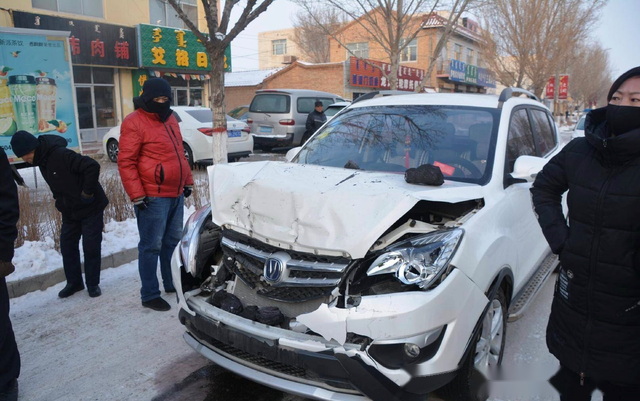 長安cs35追尾三輪摩托車 網友:你大爺還是你大爺_易車