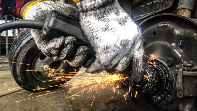 二手车轮胎爆胎晃动车身倾斜,开到汽.