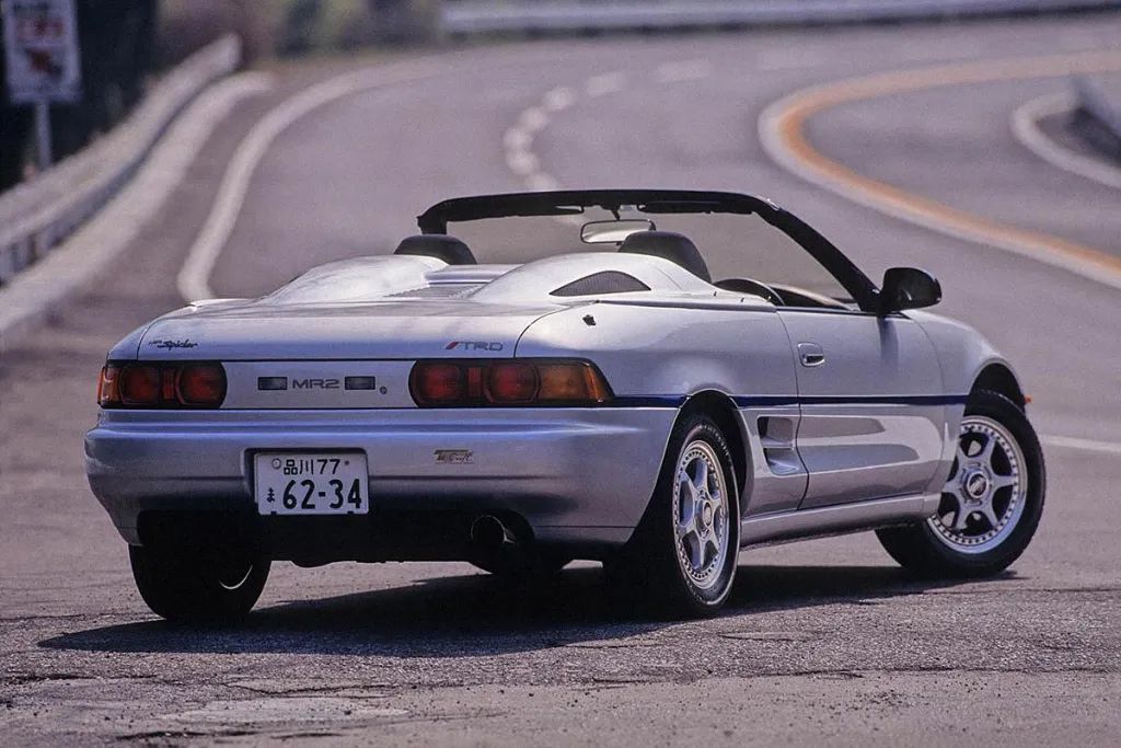 1996年,豐田對外發售基於mr2的mrspyder.這是一款敞篷跑車,由trd製作.