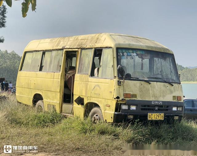 紫紅色的兩幅式方向盤絕對是八九十年代的日本車印記,磨損的位置看