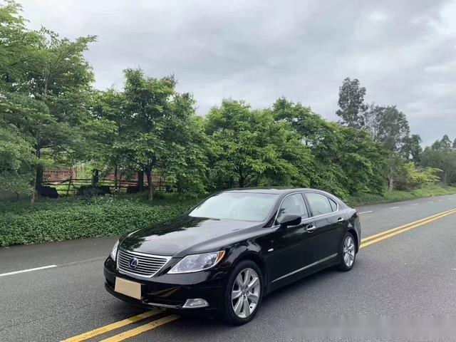 雷克萨斯ls600h的造型设计的个人感觉非常经典,简洁精致,符合我的审美