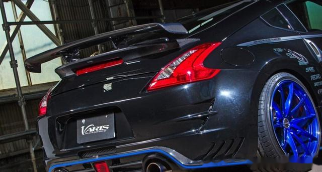 战神的gtr兄弟z34穿着酷酷的盔甲性能和外观匹配