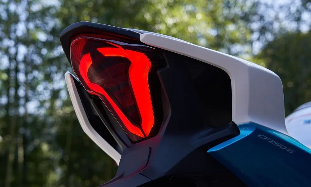 春风250sr新车实拍配置分cbs和带滑动离合abs版