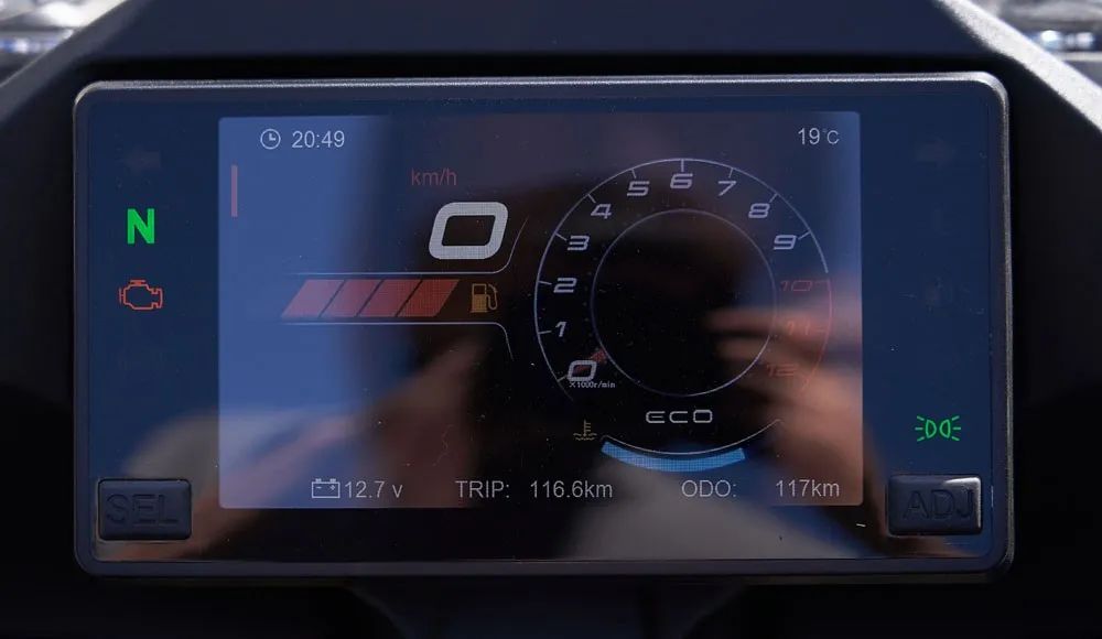 春风250sr新车实拍配置分cbs和带滑动离合abs版