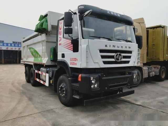 红岩杰狮与陕汽德龙在渣土车市场上演龙狮斗,谁将称雄天下