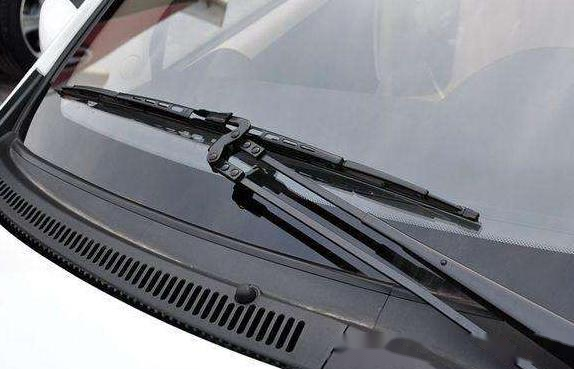 汽车雨刷器刮不干净怎么办?别着急换新的,老司机都花1块钱搞定