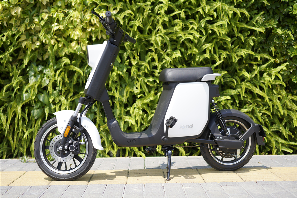 小米新品首款标配小爱同学的电动车网友68寸屏幕真带劲