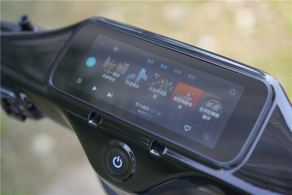 小米新品首款标配小爱同学的电动车网友68寸屏幕真带劲