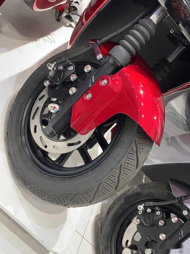 雅迪g5石墨烯版配7寸数显仪表26升坐桶12寸轮胎这售价怎么样