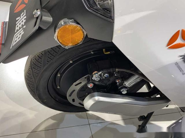 雅迪g5石墨烯版配7寸数显仪表26升坐桶12寸轮胎这售价怎么样