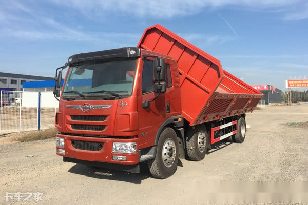 不惧限高限宽短途砂石料运输新秀实拍解放龙v三轴自卸车