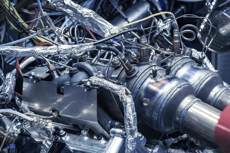 限量500台马丁全新中置引擎超跑搭配油电装置可榨出千匹马力