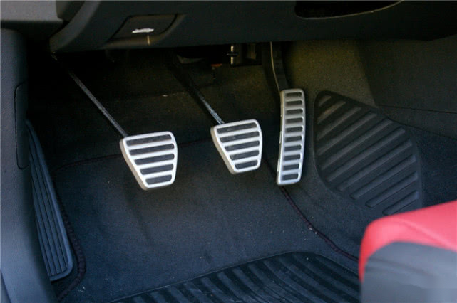 为什么豪车大都是地板式油门听老司机分析完终于明白了