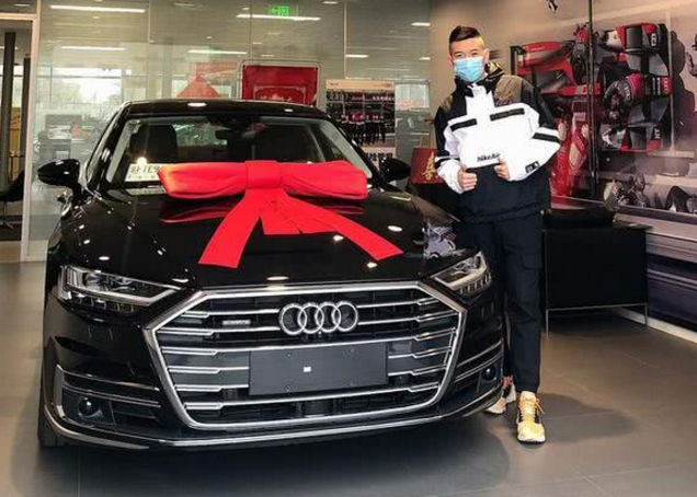 105万买到顶配版奥迪a8l车主提车时相当低调网友又是老熟人