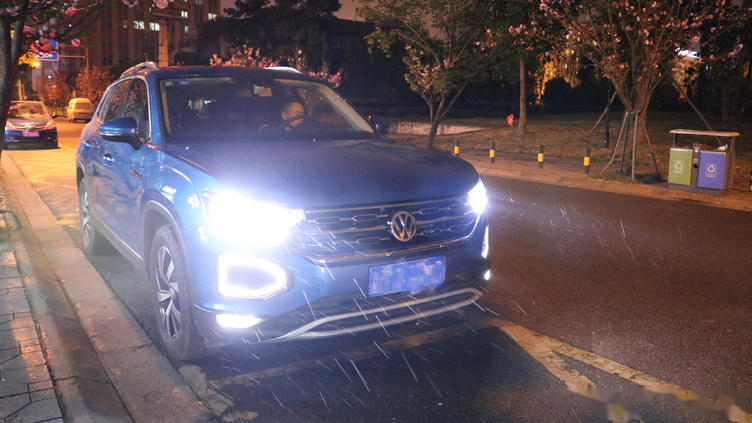 成都大众探岳改车灯改装led透镜大灯效果