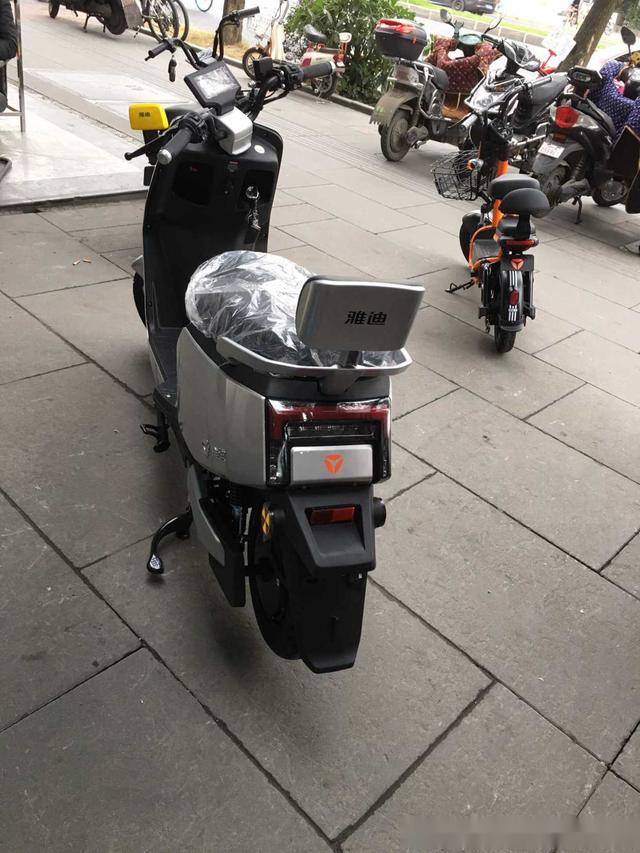 雅迪莱昂配7寸液晶仪表,32l超大坐桶,这售价你满意吗?