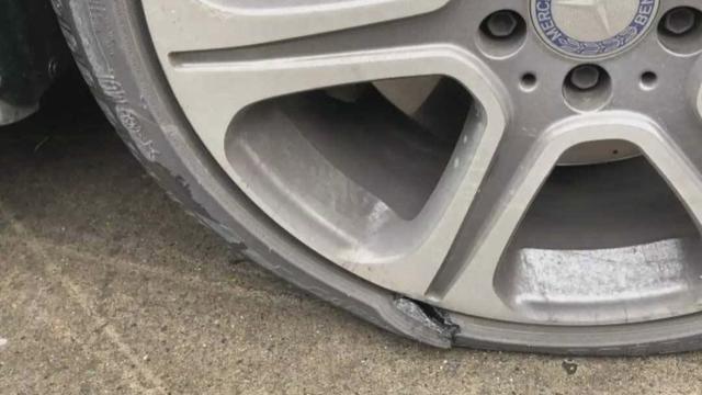 老是爆胎的奔驰防爆胎,车主:三年的车换了十几个轮胎,肉疼啊