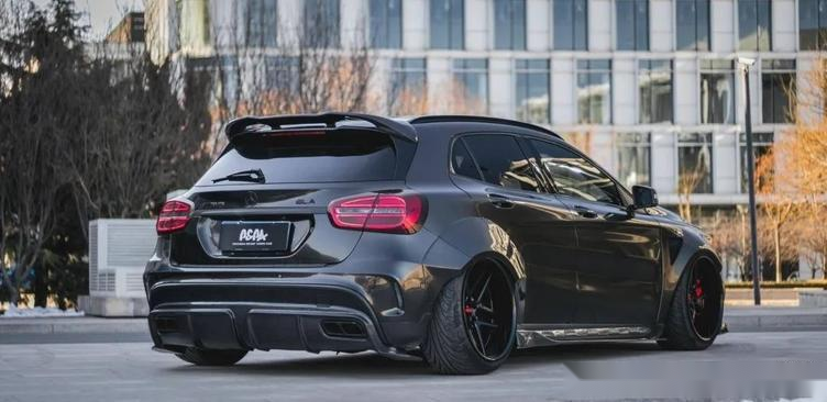 独一无二的黑武士奔驰gla,光看车头你们错认成a级了吗?