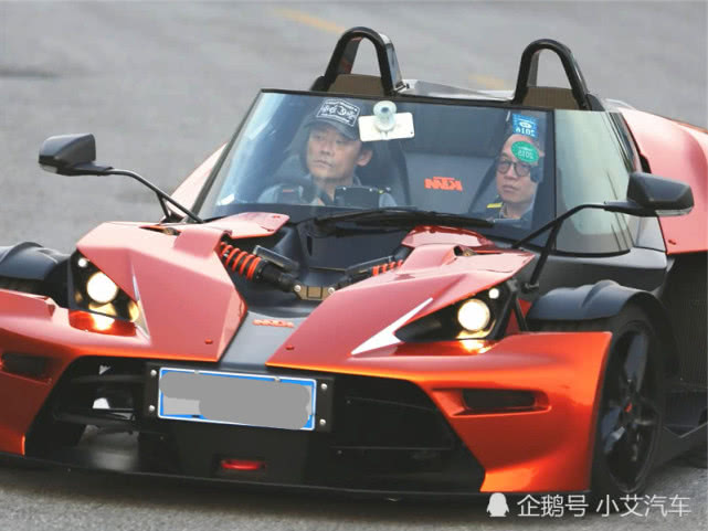 周立波的百万超跑被群嘲下车必须拆下方向盘网友车和人一样不靠谱