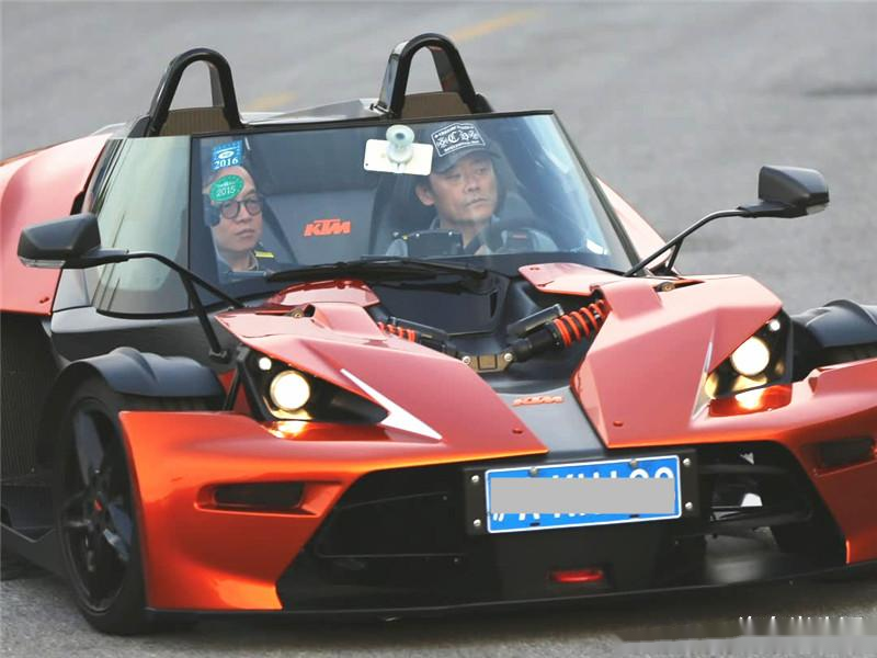 周立波的豪车有多奇葩停车先拆下方向盘随身携带网友百万智商税