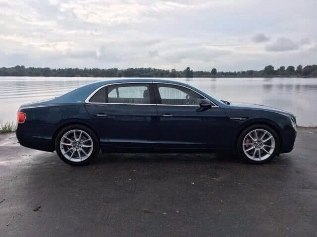 宾利飞驰双色搭配很吸睛不愧是上市公司老总座驾最新车型搭配看看