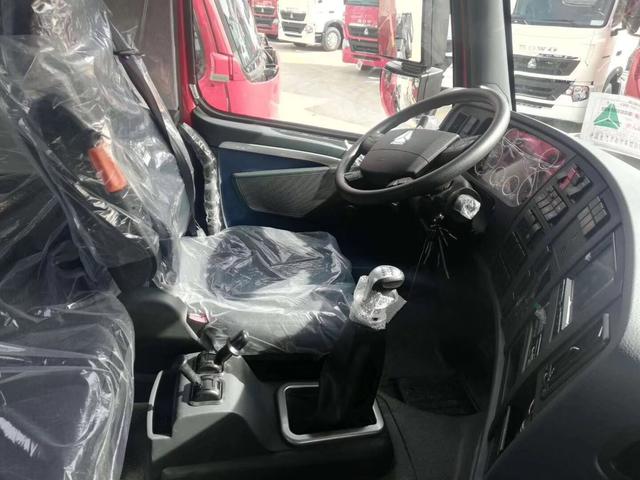 2020款t7h依然继承了老一代howo-a7系列车型驾驶室的标配平地板舒适型