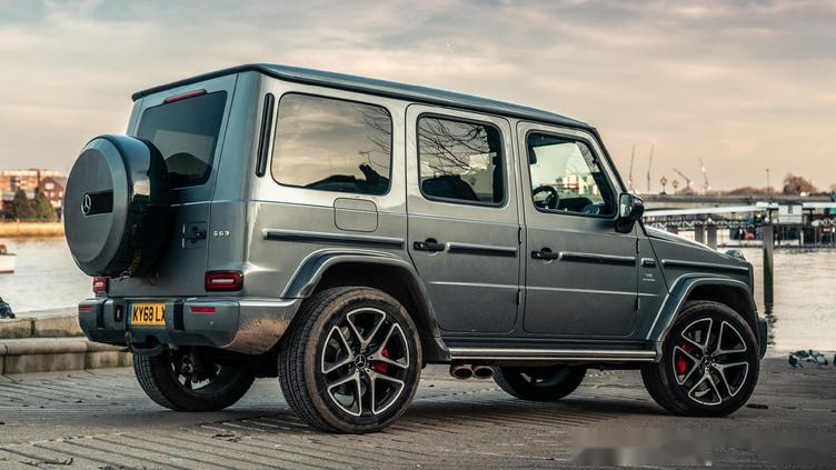 2012年,奔驰推出了动力更加强劲的奔驰g63amg和g65amg.