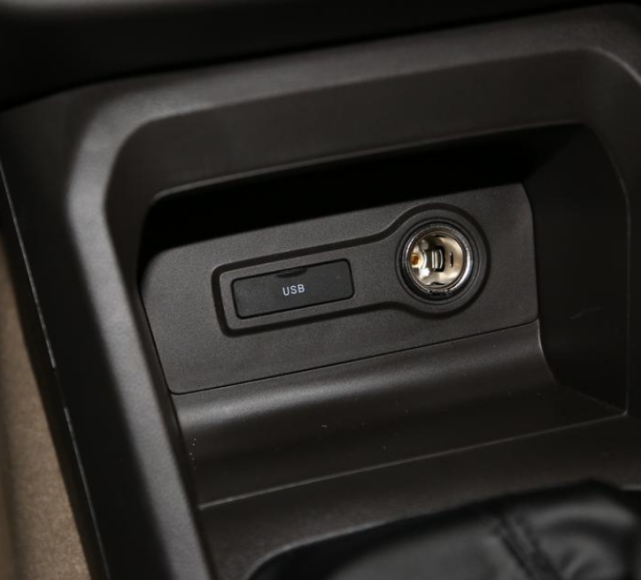 2020款五菱宏光在前排档把区域,有usb插口和点烟器插口,点烟器插口还