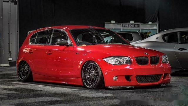 改装全定制碳纤维套件红色宝马120i极为显眼的钢炮姿态