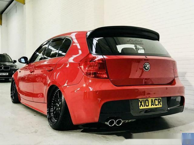 改装全定制碳纤维套件红色宝马120i极为显眼的钢炮姿态