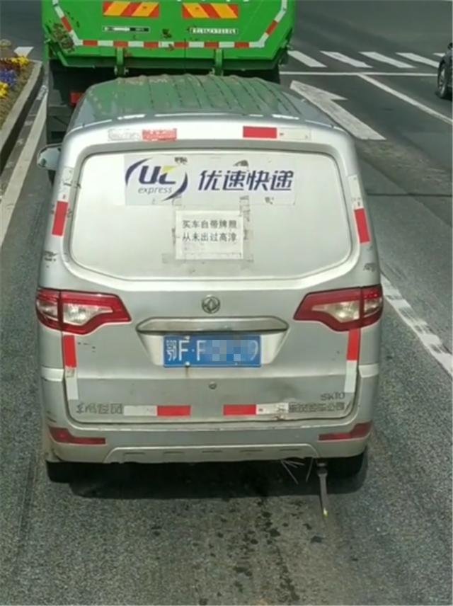 南京现鄂f牌东风俊风面包车车尾贴一纸条众人看后很放心