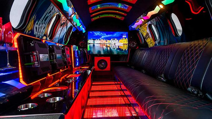 飞机还是豪车?能合法上路的超炫移动ktv