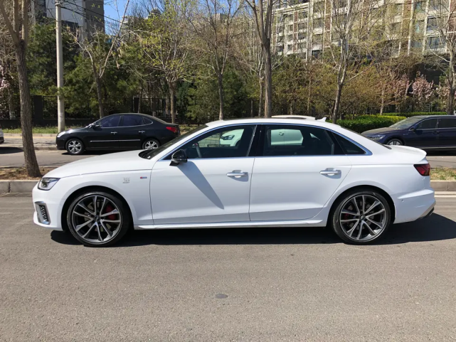 标配12v微混最快66秒破百街头实拍2020款奥迪a4l