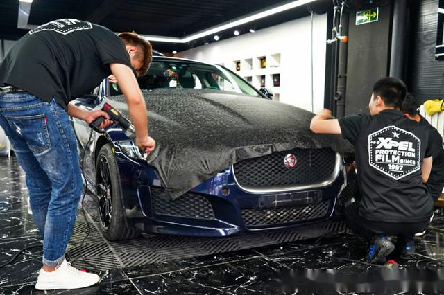 捷豹xe改色幽灵黑,显得更加粗矿