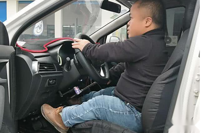 身高一米二也能开车刘师傅展示自己的座驾网友长见识了