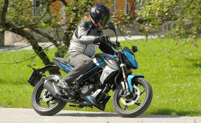 春风150nk这款摩托车适合新手吗?能跑长途吗?新摩友了解一下