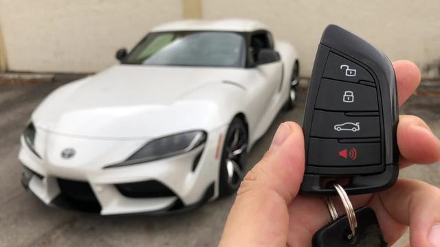 按下2020款丰田大魔王supra车钥匙,坐进驾驶室后,我彻底心动了