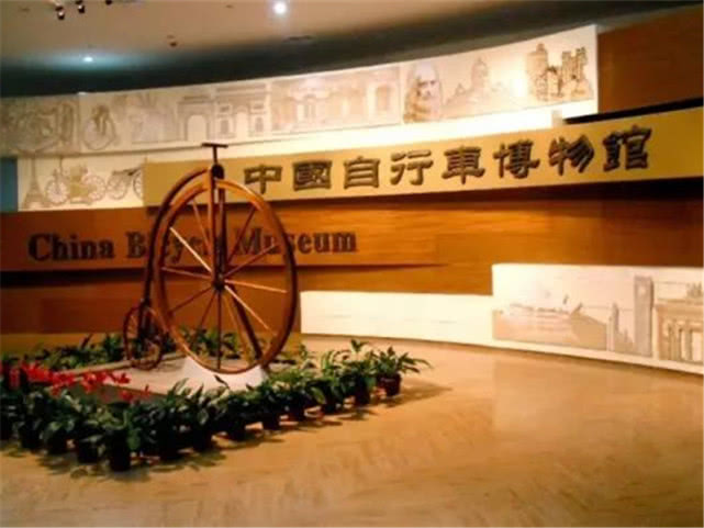 目前这台白金人也已经来到了霸州的自行车博物馆,这台自行车也像