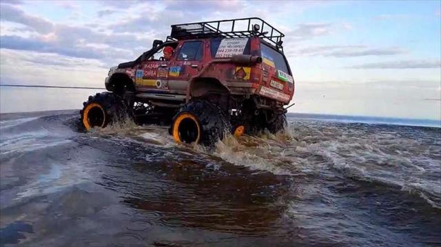 国外大爷改装的大轮胎越野车,水里开两圈试试